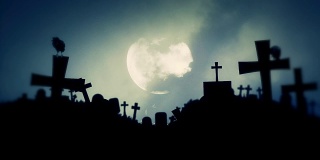 可怕的墓地和满月之夜的乌鸦