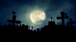 可怕的墓地和幽灵雾夜的乌鸦视频素材模板下载