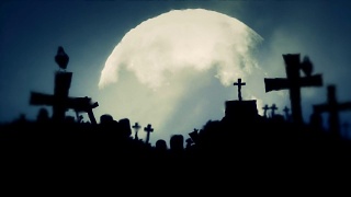 满月之夜的恐怖墓地和渡鸦视频素材模板下载