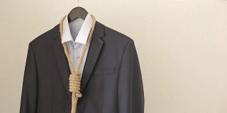 商人调整套索就像领带，去做你不喜欢的工作，