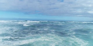 无人机拍摄的海浪向岩岸移动的画面