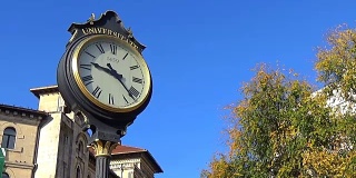 罗马尼亚布加勒斯特大学广场中央的大老式时钟