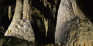 洞穴中的石灰岩