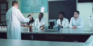 学生在实验室