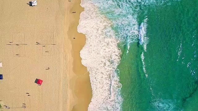 鸟瞰图飞溅的海浪和海滩在黄金海岸