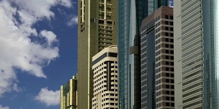 现代摩天大楼，谢赫扎耶德路，阿拉伯联合酋长国迪拜。迪拜是世界上发展最快的城市