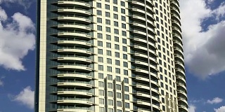 现代酒店地址在迪拜塔市中心，迪拜，阿拉伯联合酋长国。酒店有63层楼高，196间豪华客房和626间酒店式公寓
