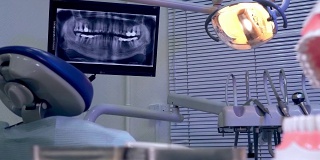 颌骨模型和牙科工具的背景x光