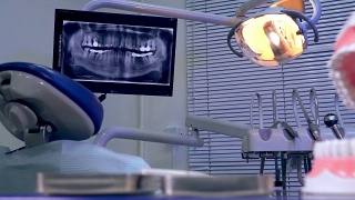 颌骨模型和牙科工具的背景x光视频素材模板下载