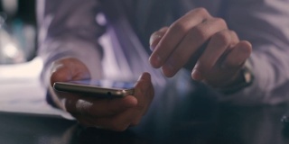 特写手握智能手机，男人手用手机连接在线app，软对焦