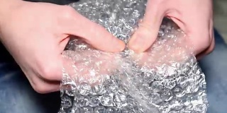 女人打开塑料泡沫包装。