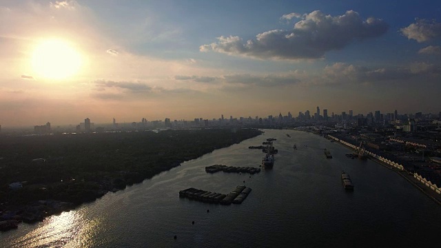 飞跃内河集装箱货船，进出口业务物流供应链运输理念，为航运鸟瞰广阔背景