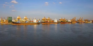 集装箱货船，进出口物流，物流供应链运输概念为航运鸟瞰背景