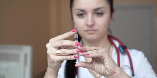 年轻女护士在门诊检查注射器。医疗保健理念。Slowmotion