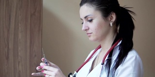 年轻女护士在门诊检查注射器。医疗保健理念。Slowmotion