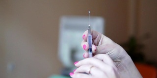 临床女性检查注射器的手的特写。医疗保健理念。Slowmotion