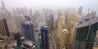 美丽的海湾鸟瞰图与游艇和堤岸之间的摩天大楼迪拜，阿联酋