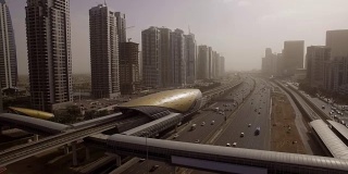 美丽的未来城市景观鸟瞰图与道路，汽车，火车，摩天大楼在日落。迪拜,阿联酋