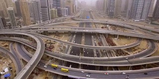 美丽的未来城市景观与道路，汽车，火车，摩天大楼鸟瞰图。迪拜,阿联酋