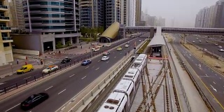 在阿联酋迪拜，现代有轨电车沿着高楼大厦的轨道行驶