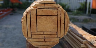 用现代锯木厂把原木锯成木板。不同尺寸的木板切成甲板