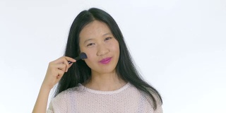 中国青少年用刷子化妆
