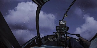 暴风雨中的直升机