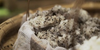 芝麻蒸糯米。亚洲当地的谷物和维生素食品
