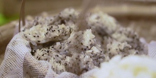 芝麻蒸糯米。亚洲当地的谷物和维生素食品