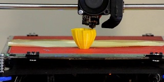 3D打印机建立对象黄色特写