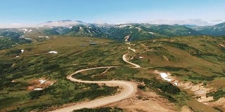 一个飞越戈格诺伊昂贵。山间蜿蜒的小路。俄罗斯的山路