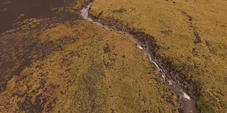 鸟瞰图。飞过美丽的山河。航空摄影机镜头。景观全景。