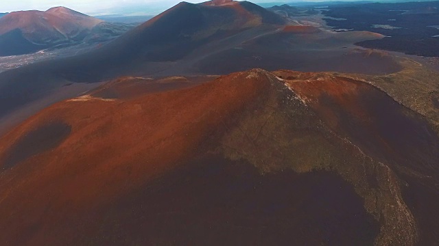 红色的山丘。美丽的风景。飞过群山。