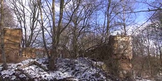 古老的庄园废墟覆盖着冬雪