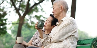 慢镜头疲惫而忧虑的老两口坐在一起，喝着咖啡。退休后的生活，财务和未来规划