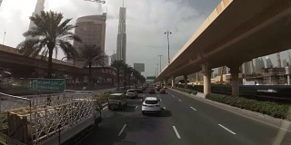 这条路与前面摩天大楼两侧的机架和许多汽车共享。阿拉伯联合酋长国迪拜