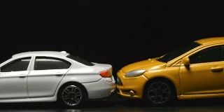 事故:黄色玩具模型汽车与白色玩具汽车相撞(慢镜头)