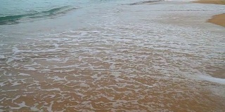 沙滩上的新脚印被海浪冲走了。