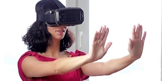 女人在虚拟现实面具。