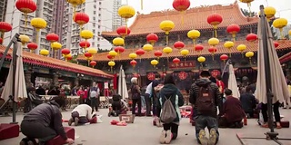 人们在香港的佛寺里时光流逝。