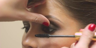 化妆师画女人的眼睛