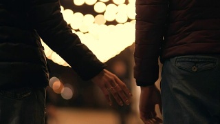 一对面目全非的情侣手牵着手走在夜晚的街道上视频素材模板下载