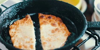 家庭主妇用平底锅烤切布瑞克——格鲁吉亚的国菜