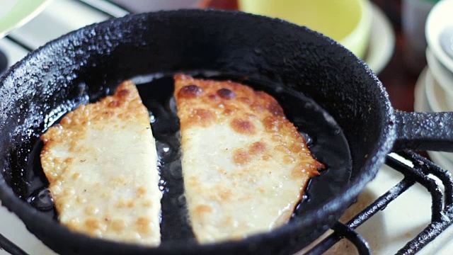 用葵花籽油在煎锅里炸肉饼