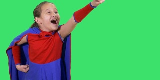 年轻的超级英雄女孩在绿幕上飞行