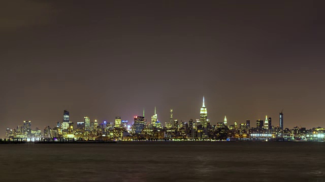 纽约市夏季夜晚的暴风雨和闪电的城市景观