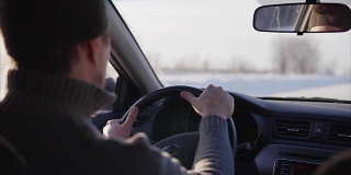 司机在冬季道路上驾驶汽车的慢动作镜头
