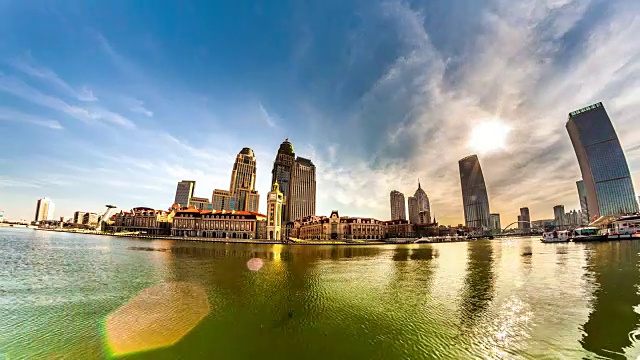 时光流逝的天津城市景观，阳光明媚的天空与现代建筑。中国