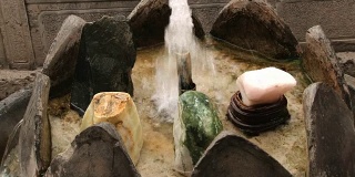 观赏华清温泉的温泉喷泉。