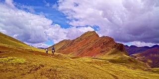 游客骑马前往秘鲁彩虹山，秘鲁